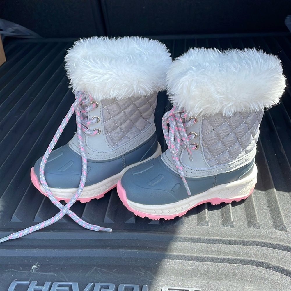 Carters faux fur snow boots toddler size 6 like new